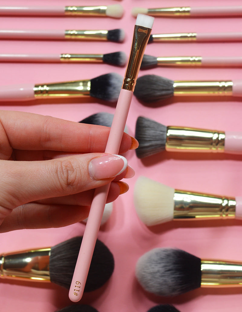 #119 Flat Liner Brush